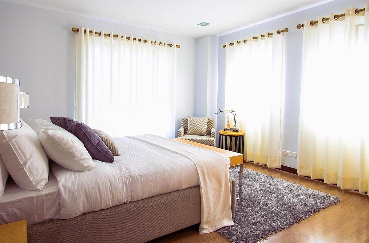 Lit fait avec un linge de lit clair en été